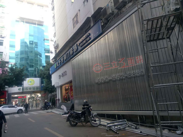 福建省南平市戶外樓體落地三面翻路邊廣告牌案例施工圖片