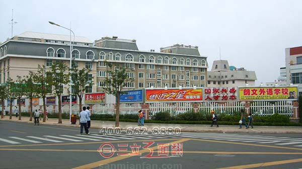 山東青島黃島七浦路校園圍欄三面翻廣告牌案例施工圖片