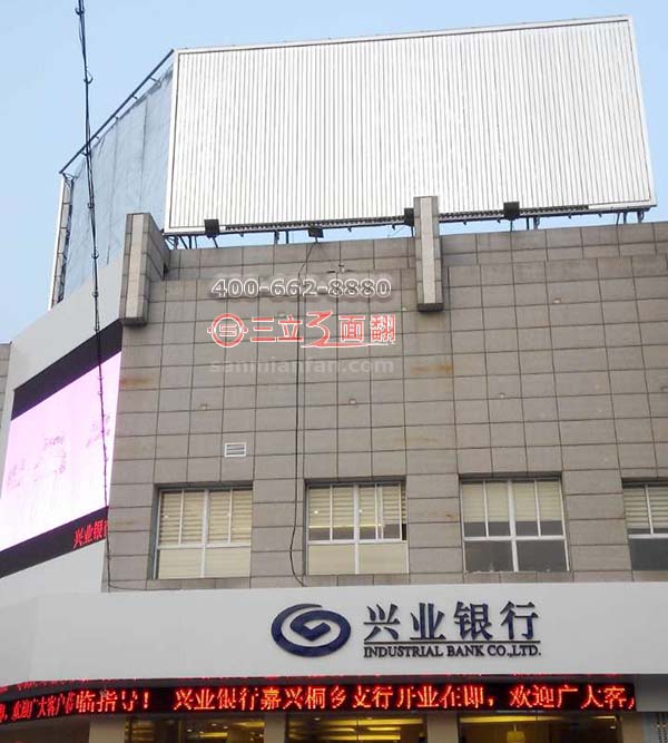 浙江省嘉興市桐鄉(xiāng)樓頂拐角三面翻平直廣告牌案例施工圖片