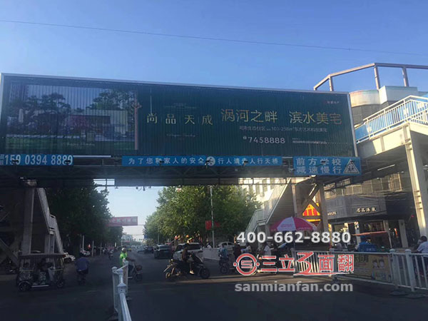 遼寧大連跨街過(guò)路天橋護(hù)欄三面翻廣告牌案例施工圖片