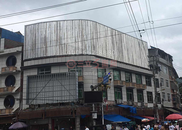 湖南衡陽樓頂圓弧轉(zhuǎn)角三面翻戶外廣告牌案例施工圖片