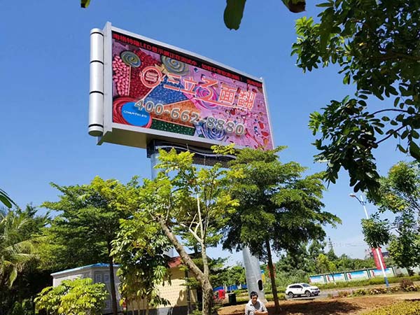 海南?？陔p面雙立柱全彩戶外LED廣告屏案例圖片