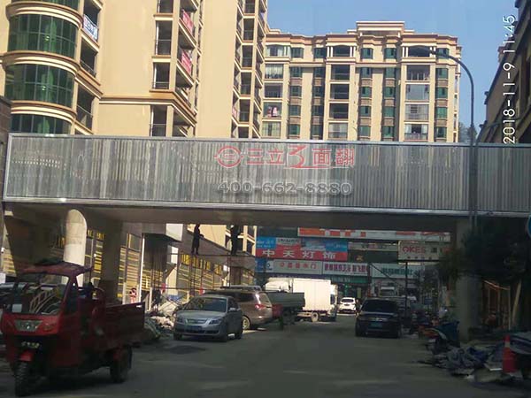 貴州貴陽(yáng)樓間連體廊橋三面翻過(guò)街廣告牌案例施工圖片